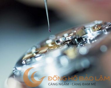 dong-ho-co-bao-lau-lau-dau-mot-lan-khi-nao-can-lau-dau-dong-ho-Bovet-Watchmaker-Oiling-servicing_rolex_lubrication